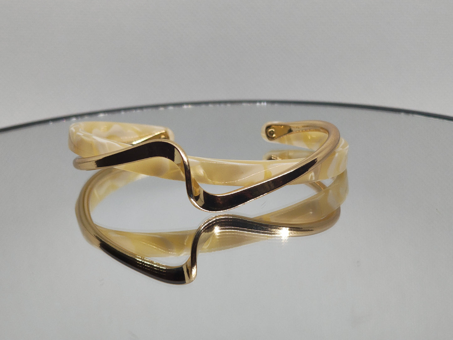 Bracelet en résine vert, noir , beige doré