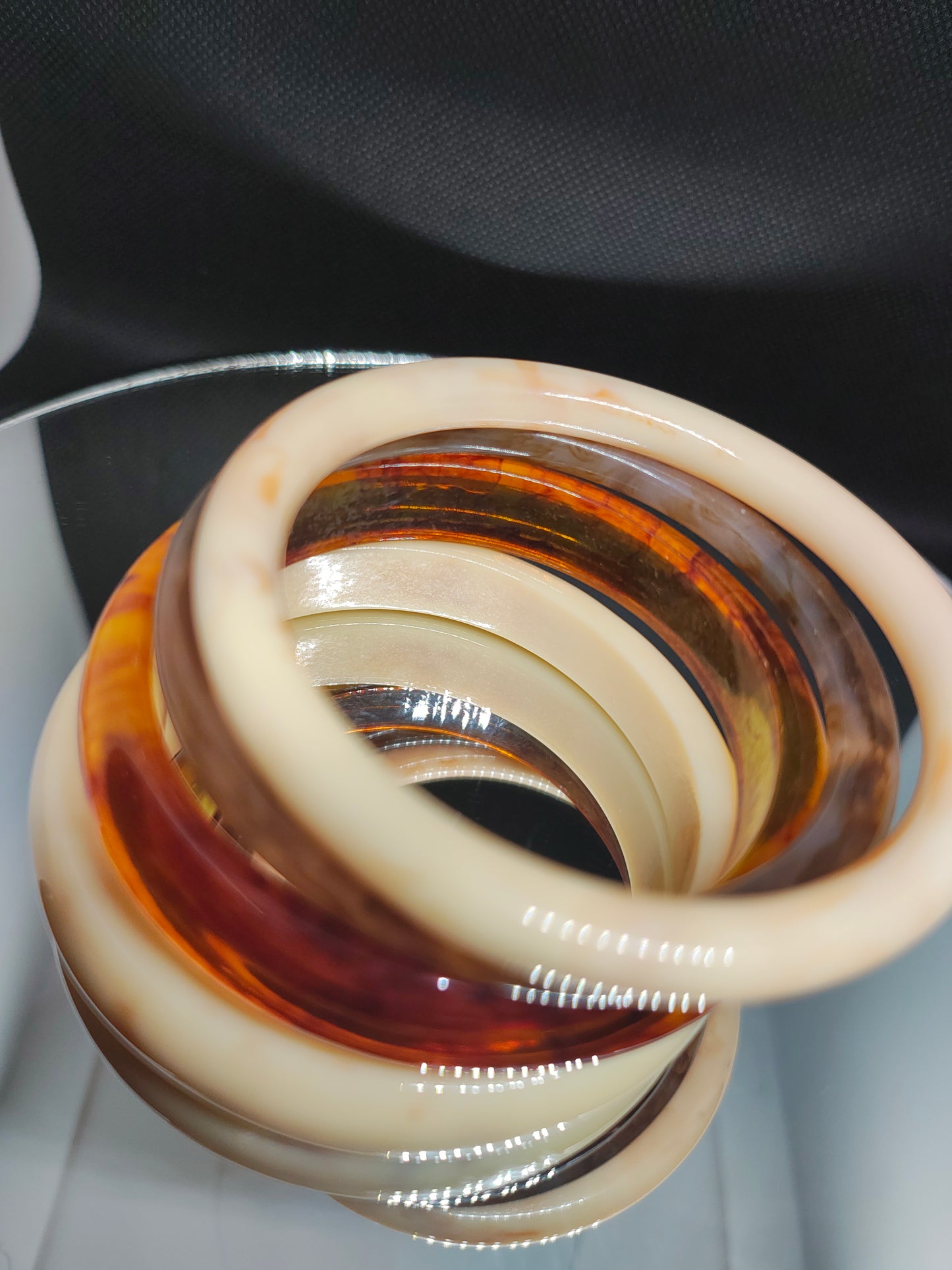 Bracelets en résine,jonc doré et beige