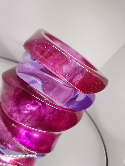 Bracelet en résine, jonc resin rose pailleté vintage