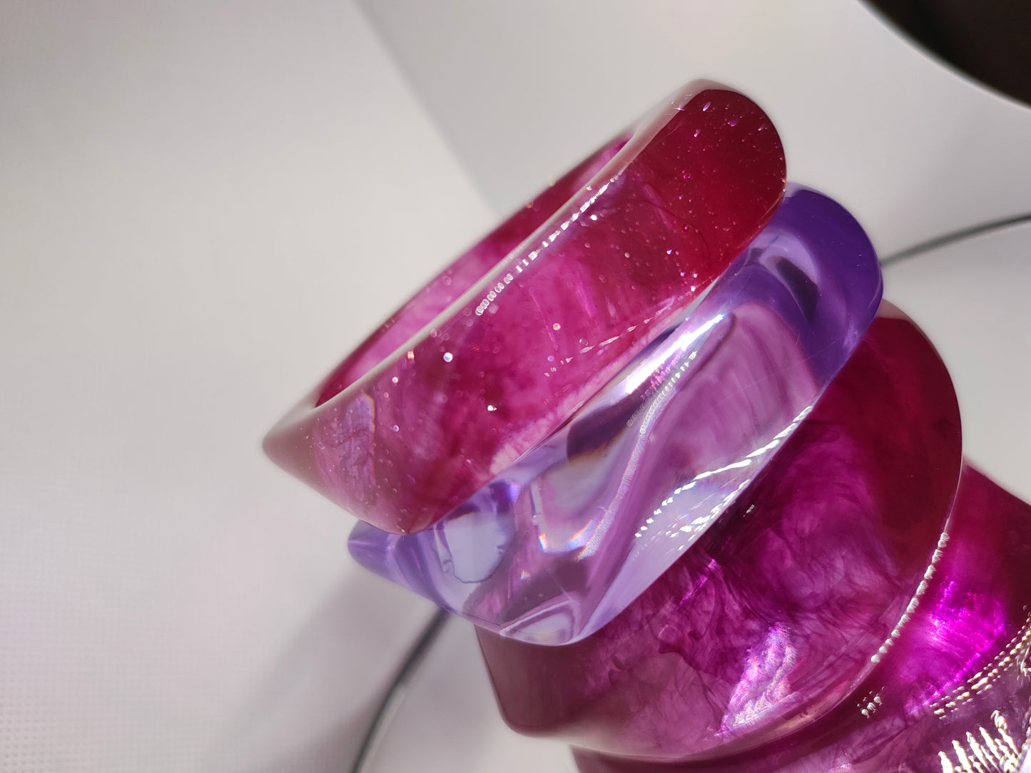 Bracelet en résine, jonc resin rose pailleté vintage