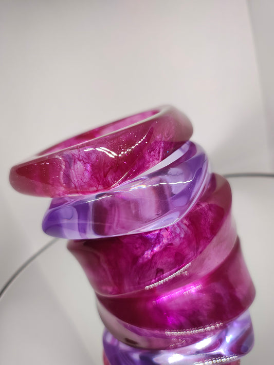 Bracelet en résine, jonc resin rose pailleté vintage